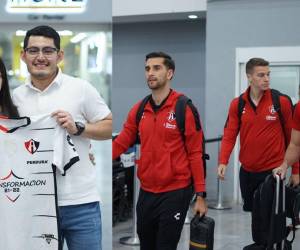 El plantel completo del Atlas de Guadalajara aterrizó esta noche en el Aeropuerto Ramón Villeda Morales y, posteriormente, se trasladó hacia un hotel de San Pedro Sula para descansar y estar a punto para el juego ante Olimpia.