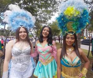 Guapas jovencitas robaron suspiros durante sus actuaciones en las carrozas del Carnaval de Tegucigalpa.