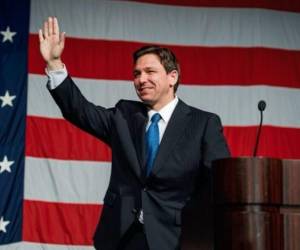 Ron DeSantis asumió como gobernador de Florida en 2019 y desde entonces ha dado de qué hablar por impulsar polémicas leyes, como la más reciente, que ha provocado que miles de migrantes huyan del Estado. Aquí te contamos quién es él y por qué se dice que será un fuerte candidato a la presidencia de Estados Unidos en 2024.