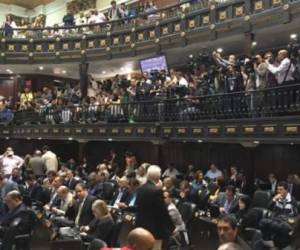 El proceso hacia el revocatorio fue suspendido por el poder electoral el 20 de octubre tras sentencias judiciales por supuestas irregularidades en una recolección de firmas para autorizar la promoción de la consulta.