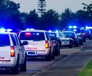 Decenas de patrullas y vehículos de emergencia respondieron a un llamado después de que ocurriera el primer tiroteo, alrededor de las 12:30 p.m., en el Marathon Savings Bank de Rotschild. Los agentes que se reportaron a una situación de disputa doméstica encontraron a su llegada a dos personas baleadas.