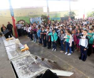 La mayoría de centros educativos cumplieron con la cita de arrancar el año escolar el 1 de febrero del 2017. Así se vivió el ambiente en la escuela Cerro Grande Número 2 foto: Alex Pérez / EL HERALDO.