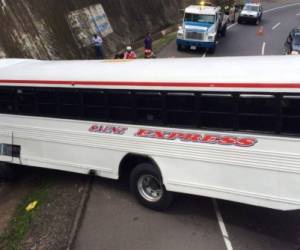 El bus impactó contra un paredón.