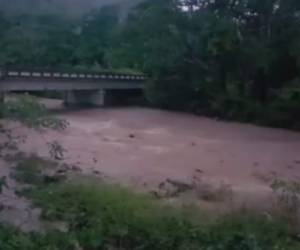 Cinco personas, entre ellas tres menores, fueron arrastradas por las fuertes corrientes del río Taujica de Tocoa, Colón, costa norte de Honduras, pero solo uno de los niños había sido rescatado, foto: Noticias de Colón.