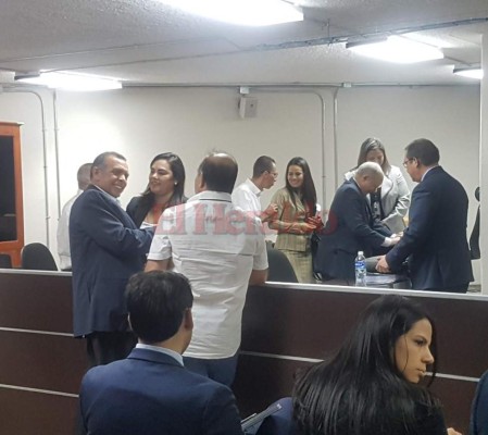 Las fotos del reencuentro entre Pepe Lobo y Rosa Elena Bonilla en los juzgados anticorrupción