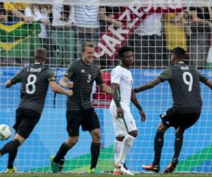 Los alemanes celebran el primer tanto ante Nigeria (Foto: AFP)