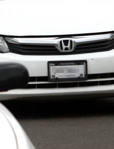 Los propietarios de vehículos ante la escases de placas vehiculares han optado por poner las de papel que les dan en el Instituto de la Propiedad