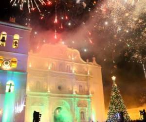 La medianoche del 31 de diciembre es el momento más esperado de las fiestas navideñas, y cada familia se prepara a su manera para recibir el 2017 de la mejor manera. Algunos acostumbran observar pirotecnia a las 12:00 en punto (Foto: Honduras y su cultura/ El Heraldo Honduras/ Noticias de Honduras)