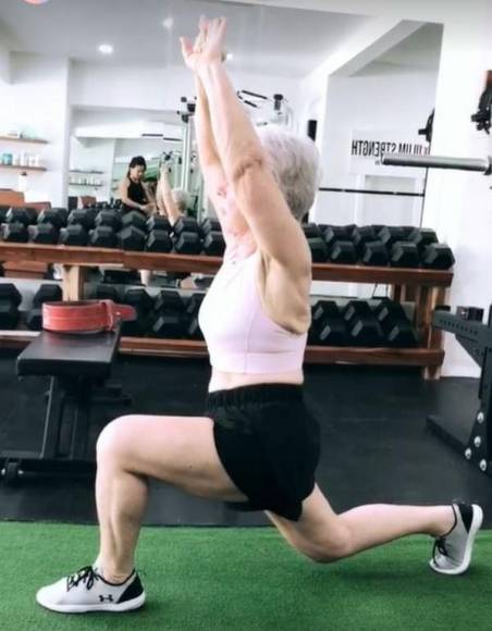 Es influencer, fitness e impacta a todos con su tonificado cuerpo a los 75 años (Fotos)