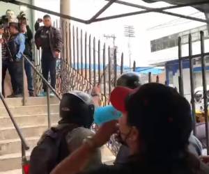 Machetes, tubos de metal y piedras fueron algunos de los objetos que se utilizaron durante el enfrentamiento entre los colectivos de Libre que mantienen cerrados varios centros de salud en la capital.