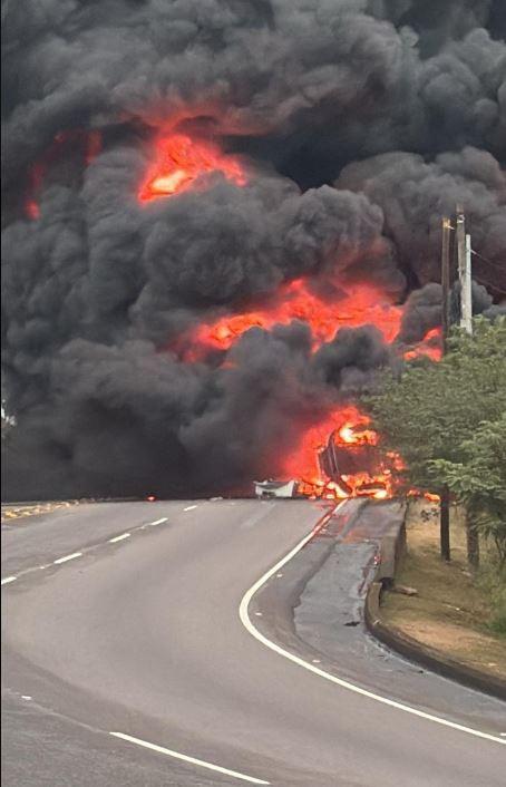 El pavoroso incendio de cisterna tras volcarse donde conductor quedó vivo de milagro