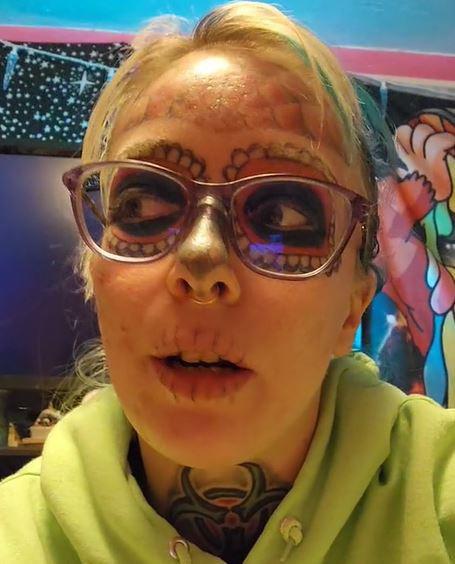 Alyssa Zebrasky, la mujer que se tatuó el rostro entero por una relación que acabó siendo tóxica