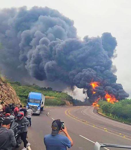 El pavoroso incendio de cisterna tras volcarse donde conductor quedó vivo de milagro