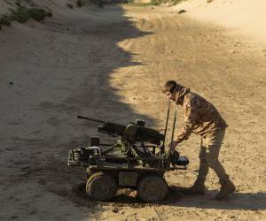 Un arma automatizada con una torreta montada en un dron rodante, a prueba en un campo de tiro en Kiev.