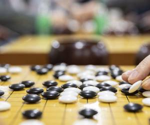 En el juego de Go, dos jugadores compiten por el territorio al colocar piedras blancas y negras en un tablero cuadriculado. (Woohae Cho para The New York Times)