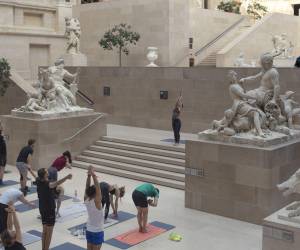 El Louvre ofreció un circuito de danza y ejercicio de una hora por el edificio. Participaron unas 60 personas por día.