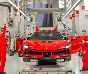 El “edificio electrónico” de Ferrari en Maranello, Italia, fabrica un automóvil híbrido y uno a gasolina. Pronto vendrá un VE. (Maurizio Fiorino para The New York Times)