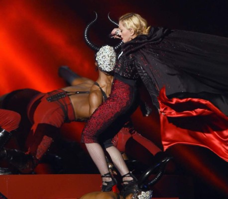 La caída de Madonna da la nota en los Brit Awards