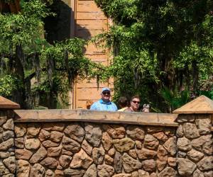 La nueva atracción de Disney, Tiana’s Bayou Adventure, conserva los rieles y los troncos de la popular atracción Splash Mountain. (Todd Anderson para The New York Times)
