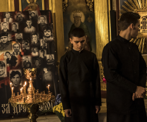 Retratos de personas muertas en el levantamiento de Maidan expuestos en el Monasterio de San Miguel, en Kiev.