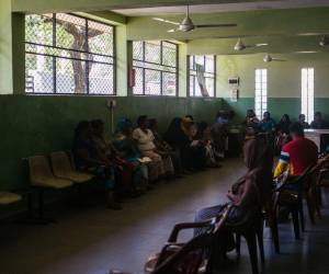 La sala de espera de un hospital del Gobierno en Kalpitiya, un pueblo pesquero donde el “agua dura” es un problema.