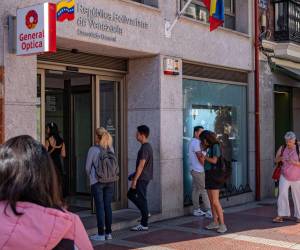 Venezolanos dijeron esperar horas en el Consulado de Venezuela en Madrid sin poder registrarse para votar.