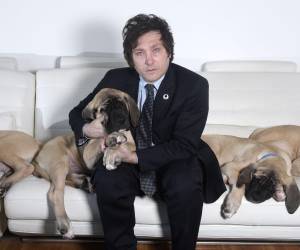 Javier Milei, candidato presidencial en Argentina, en casa en el 2018 con sus cachorros de mastín clonados.