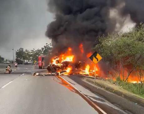 El pavoroso incendio de cisterna tras volcarse donde conductor quedó vivo de milagro