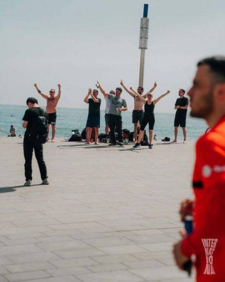 Futbolistas del Eintracht Frankfurt festejan clasificación en la playa de Barcelona