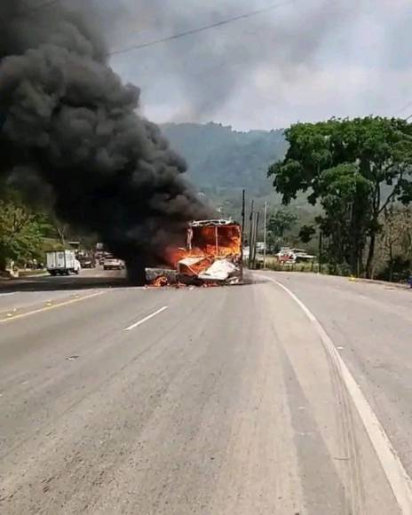 Impactantes imágenes del choque e incendio entre bus y pick up en Taulabé