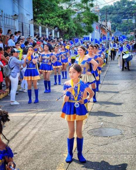 Las bellas palillonas que brillaron en desfiles patrios de Santa Bárbara