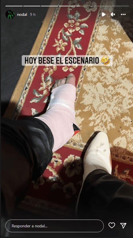 Christian Nodal resultó con su pie izquierdo lesionado tras el incidente durante su show.