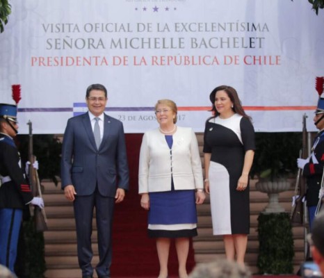 Ana García de Hernández se luce con hermoso y tallado vestido durante visita de Bachelet