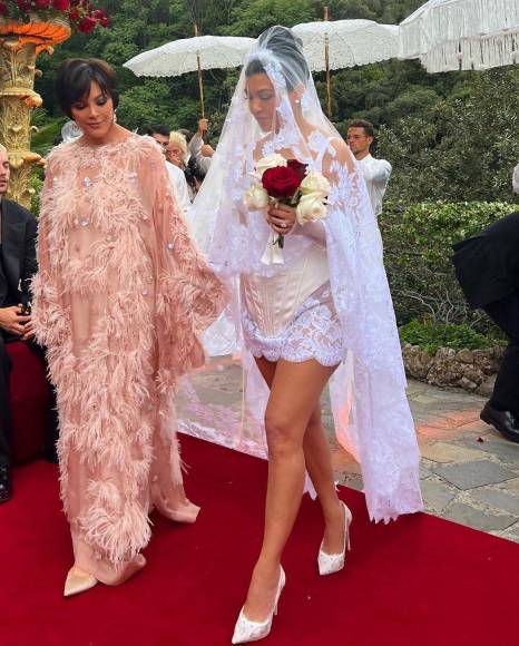 Elegancia, estilo y extravagancia, así lucieron las Kardashian en la boda de Kourtney