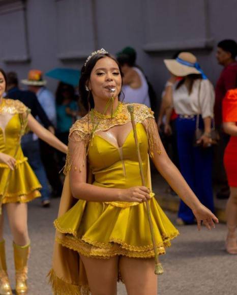 Las bellas palillonas que brillaron en desfiles patrios de Santa Bárbara