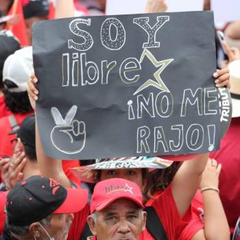 Empleados públicos y simpatizantes de Libre se movilizaron hacia Casa Presidencial luego del llamado de las bases del partido para mostrar su apoyo al gobierno