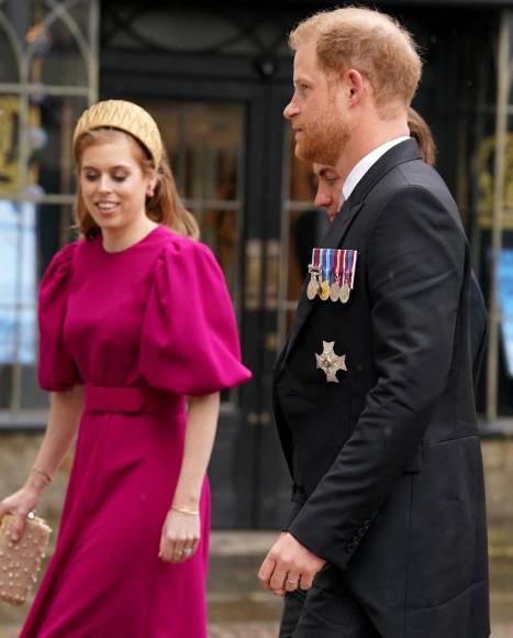 Solo y con una sonrisa: así asistió el príncipe Harry a la coronación de Carlos III