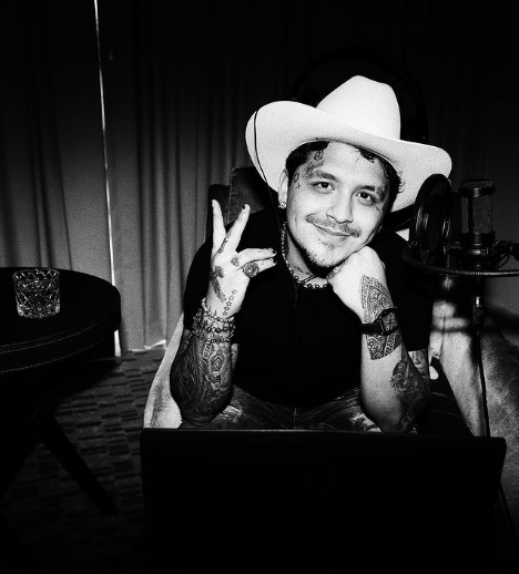 Tatuajes, barba y amor por la moda, el antes y después de Christian Nodal