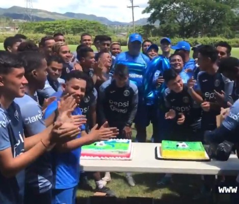 Jugadores y cuerpo técnico sorprenden a Diego Vazquez en su cumpleaños 50