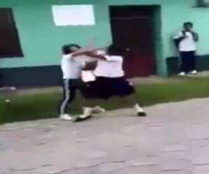 Niñas se propinan tremenda paliza dentro de colegio en Santa Bárbara