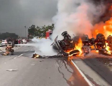 El pavoroso incendio de cisterna tras volcarse donde conductor quedó vivo de milagro