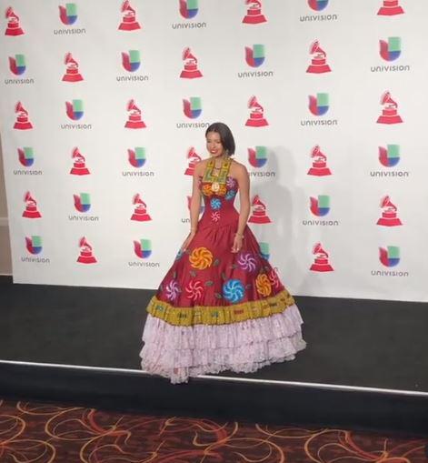 FOTOS: ¿Cuánto cuestan y quién hace los espectaculares vestidos de Ángela Aguilar?