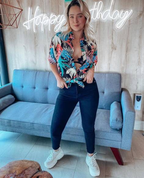 Empresaria, modelo y estilista: la guapa y exitosa hermana menor de Karol G