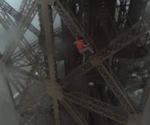 Tres rusos escalaron la torre Eiffel.