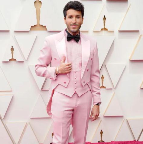 Sebastián Yatra divide las redes con su traje rosa en los Oscar 2022