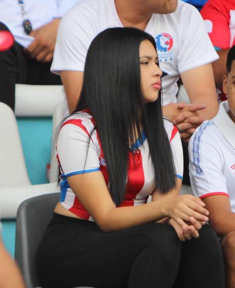 ¡Bellezas! Las chicas que adornaron el Olimpia-Génesis en semifinales