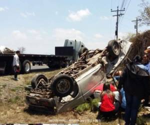 El vehículo tipo turismo quedó con las llantas hacia arriba. Familiares lloran al niño que murió durante la tragedia vial.