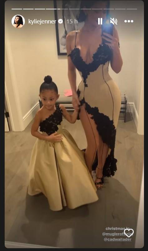 Kylie usó un vestido a juego con su hija.