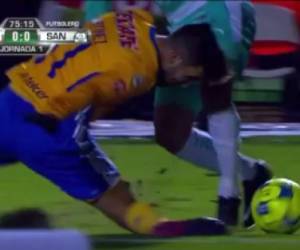 La grave lesión del jugador Luis Martínez de Tigres en el primer juego del Clausura 2017 (Foto: Captura / Deportes El Heraldo / Noticias de Honduras)