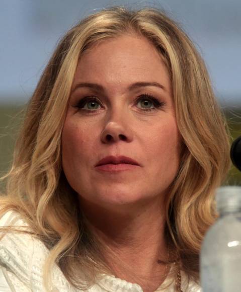 Christina Applegate relata lo duro que es vivir con esclerosis múltiple: “Los bastones son parte de mi nueva normalidad”